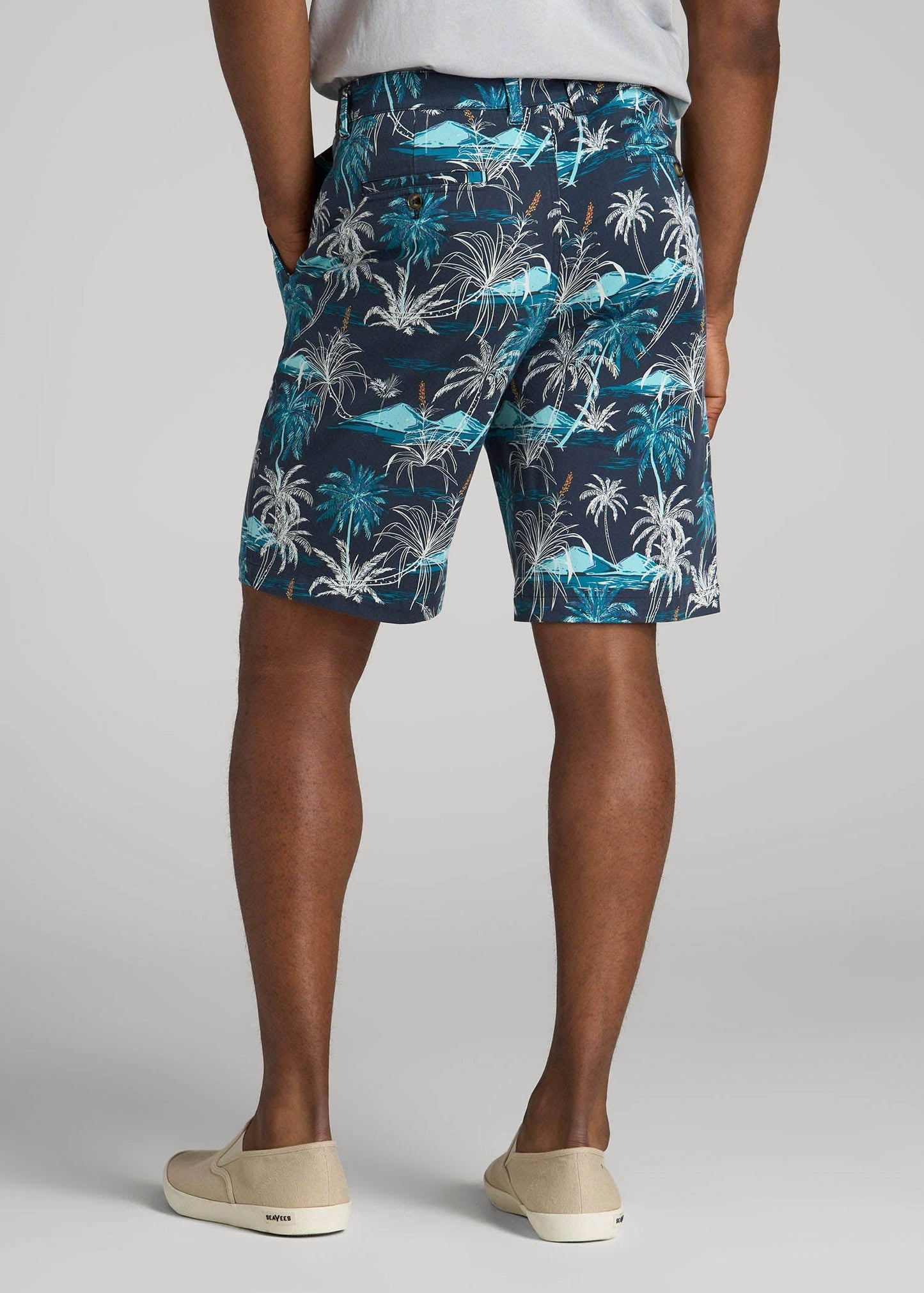 Printed Stretch Cotton Shorts for Tall Men in Blue and White Palms