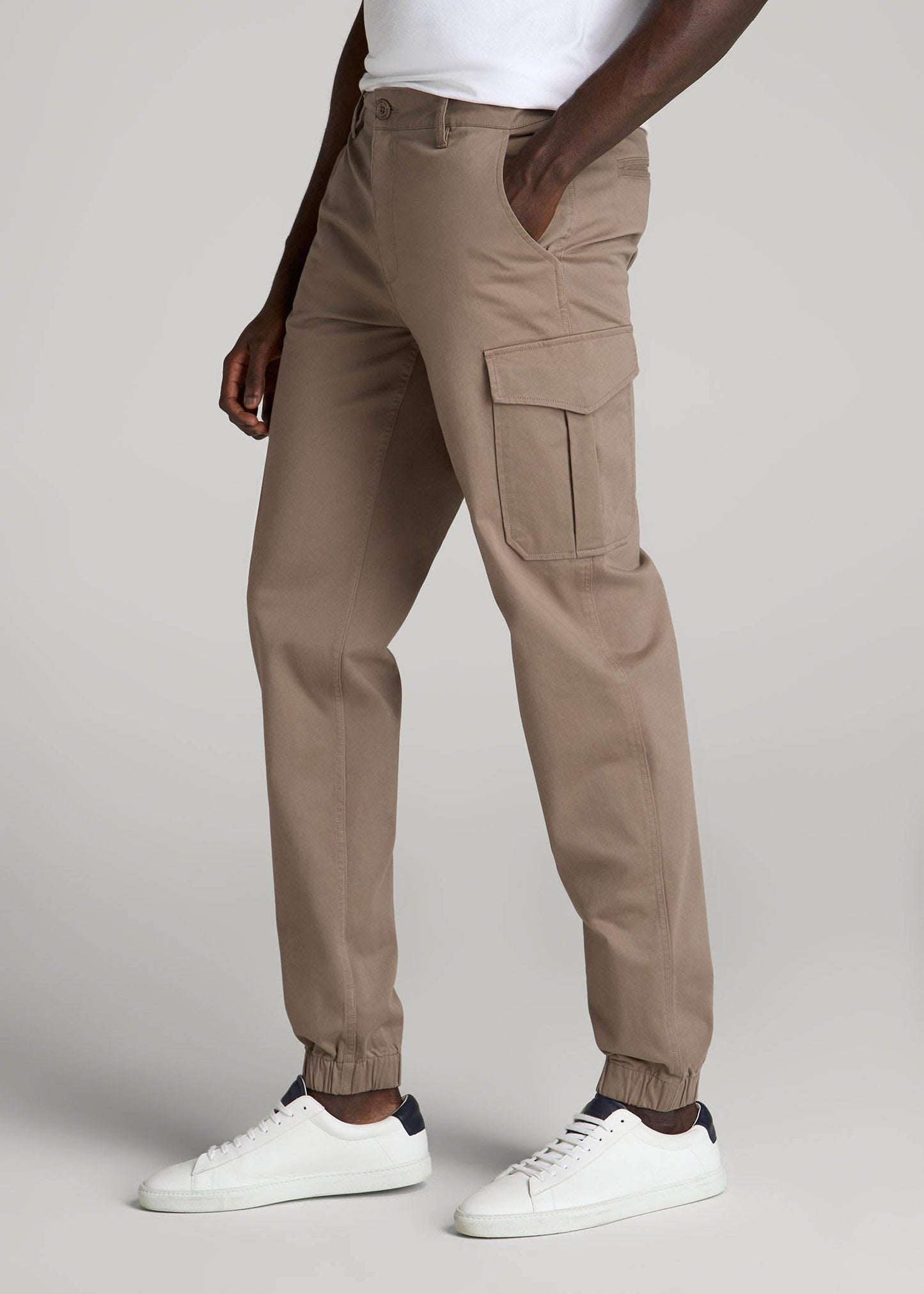 TAPERED-FIT Stretch Cotton Cargo Jogger Pants for Tall Men in Dark Sand