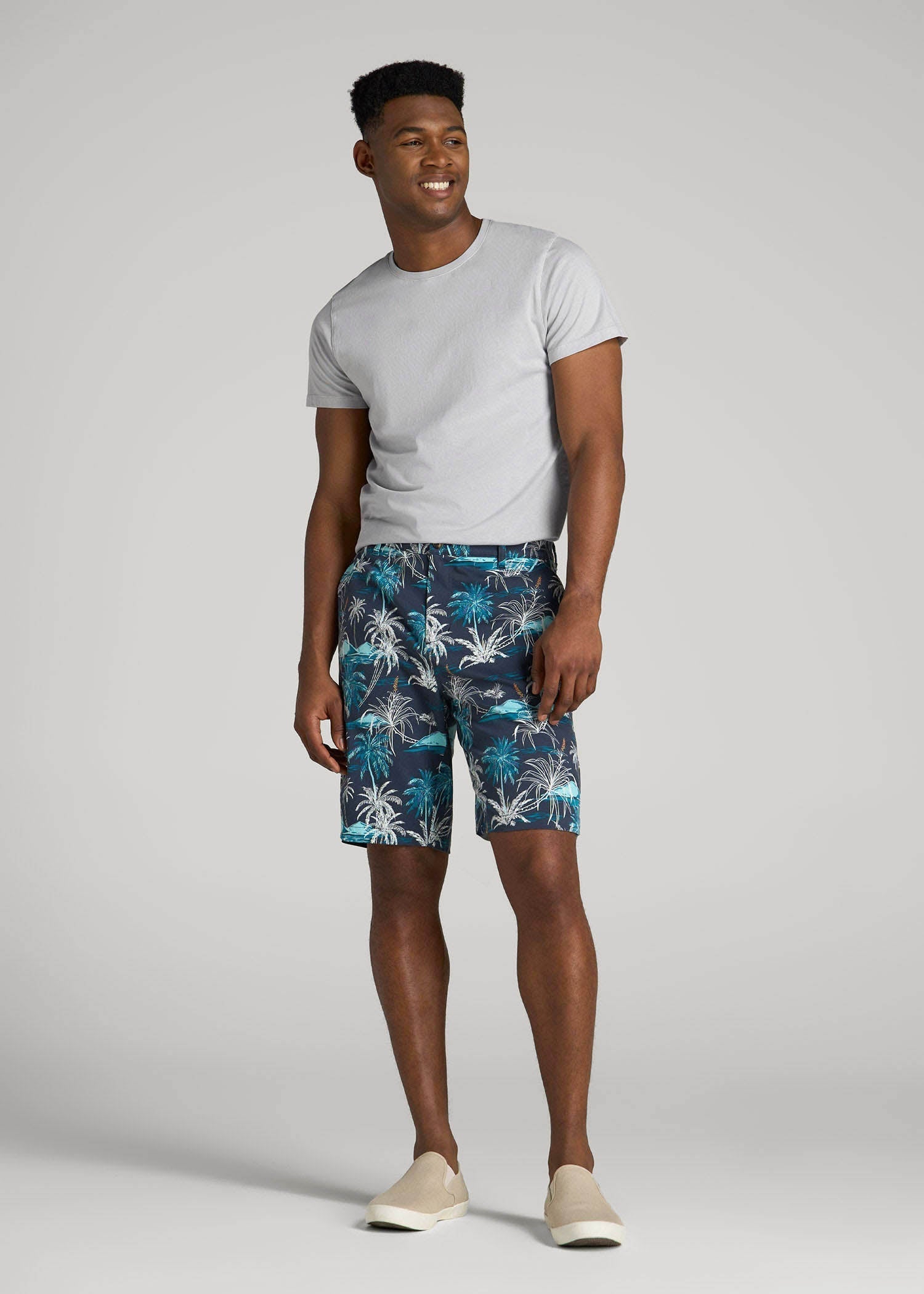 Printed Stretch Cotton Shorts for Tall Men in Blue and White Palms